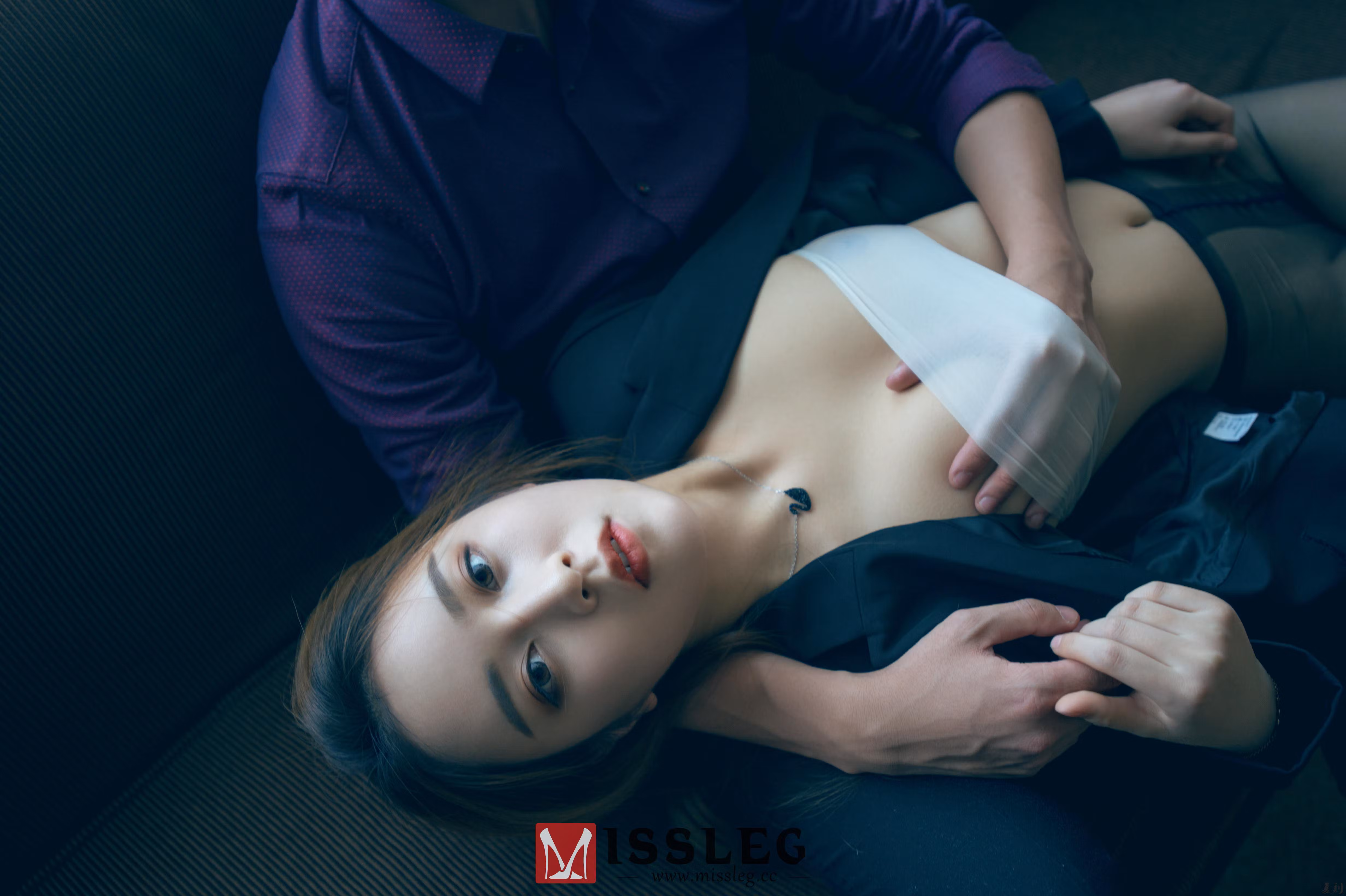 褪去黑色内衣与丝袜后在室内显露白嫩玉足与美腿线条